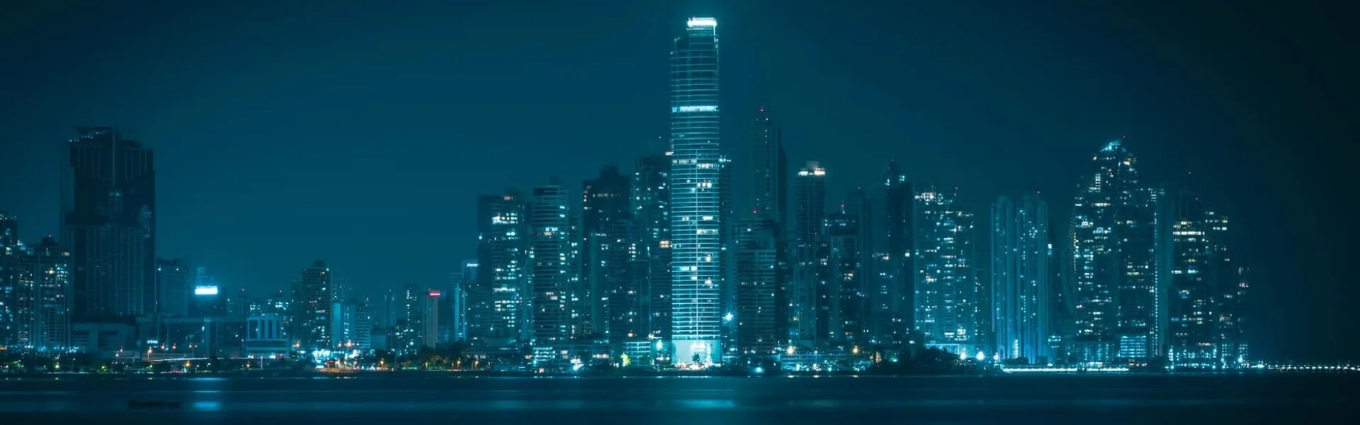 Rascacielos de Ciudad de Panamá iluminados de noche