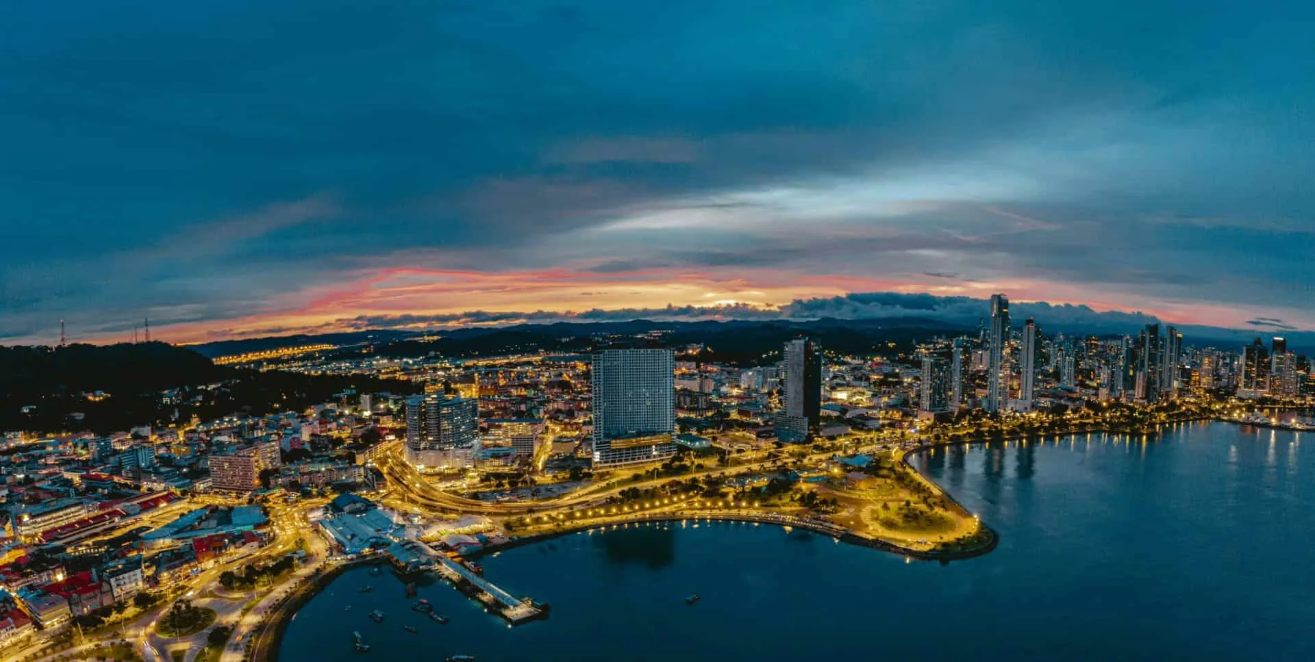 Vista aérea de Ciudad de Panamá al atardecer