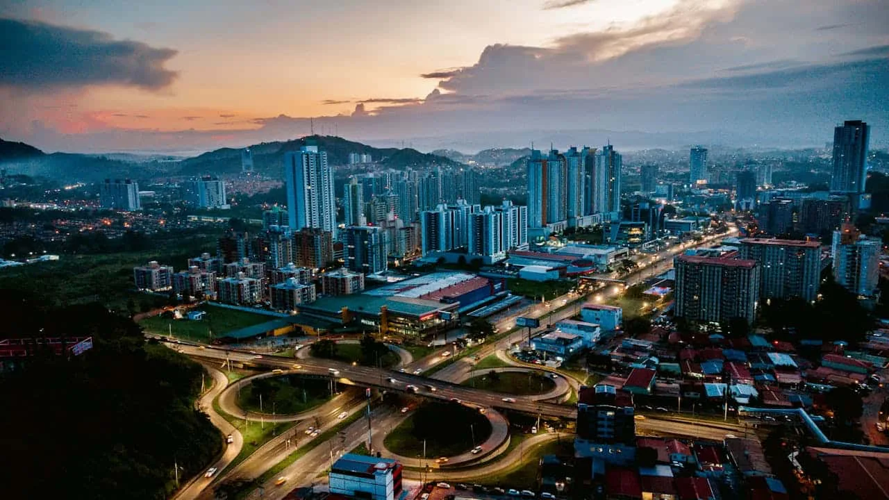 Ciudad de Panamá al anochecer con sus vías iluminadas